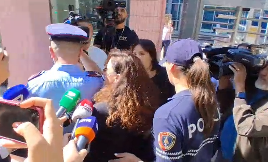 E pyetën për Agasin/ Vlora Hyseni shantazhon gazetarët: Siç ti në dhomat e hotelit me agjentët serb...
