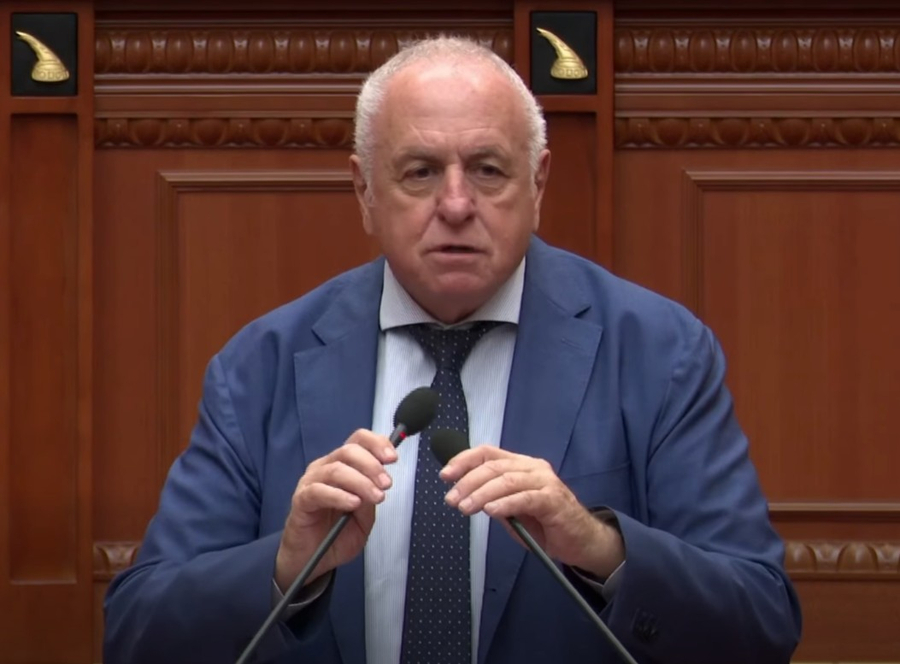Tritan Shehu  Siguria kombëtare është  shtrirë për tokë   e shkelur nga krimi e Vuçiç