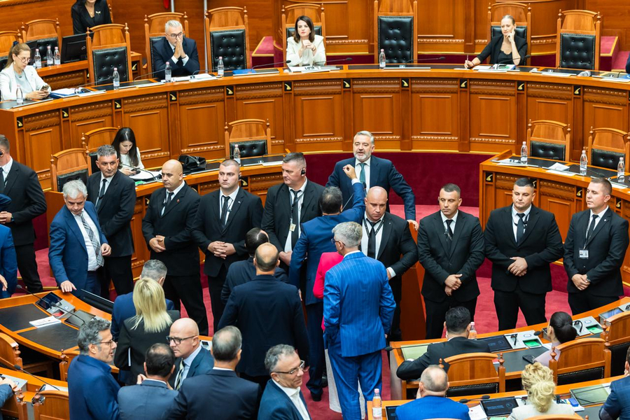 me-urdher-te-rames-ps-mbyll-gojen-per-skandalin-e-shish-opozita-bllokon-foltoren-per-here-te-dyte