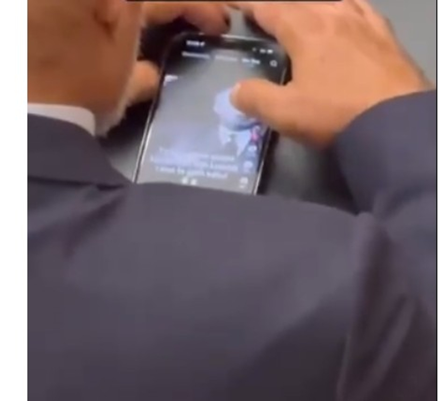 VIDEO  Shteti në ditë të zeza  Vullnet Sinaj  shijon  videot me Enver Hoxhën në Kuvend