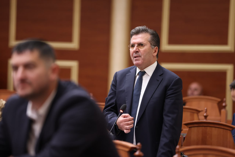 parlamentarizmin-e-zhbejne-krimi-korrupsioni-dhe-pushteti-i-rames-mediu-ka-rene-piramida-e-sigurise