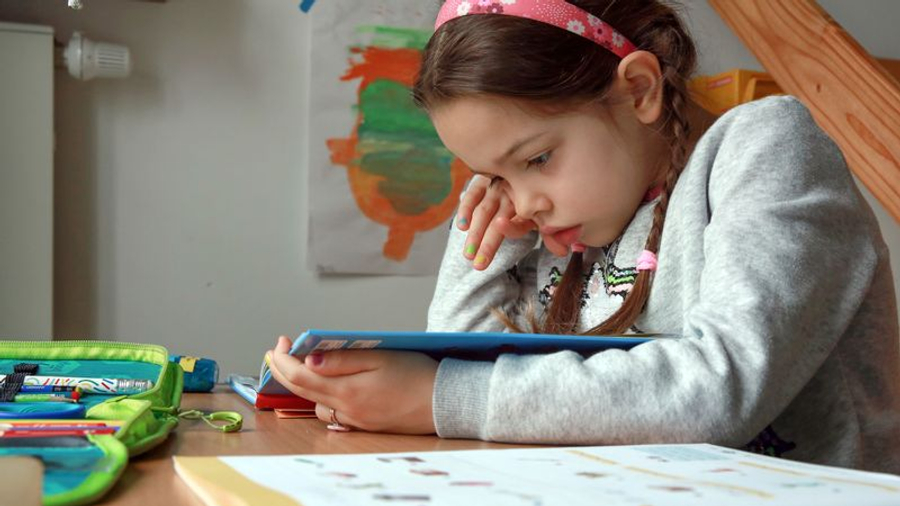 A mund të tregojë pulitja e syve se si po zhvillohet truri i fëmijës? Studimi i ri zbulon lidhjen