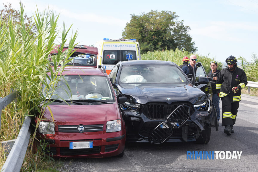FOTO/ Shqiptarët arratisen me një BMW X6 të vjedhur, aksidentojnë tre makina dhe plagosin një polic