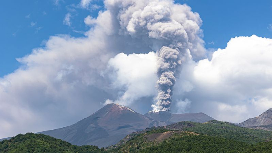etna-shperthen-mbyllet-aeroporti-i-katanias-hiri-vullkanik-mbulon-qiellin-e-sicilise