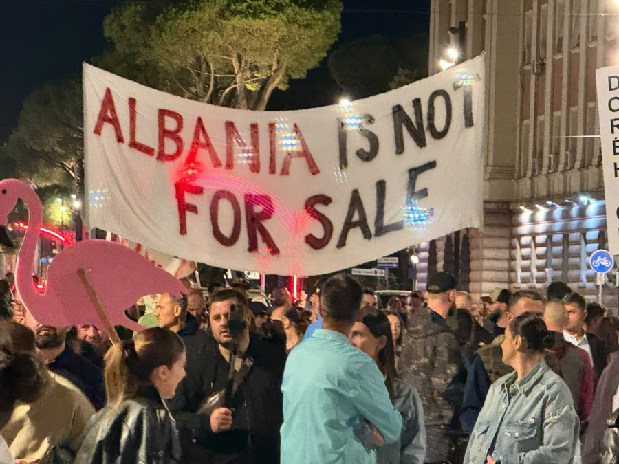 Nga skandalet e AKSHI t  te Vlora Hyseni  Protestuesit mesazh në Bulevard  Arrestoni Ramën