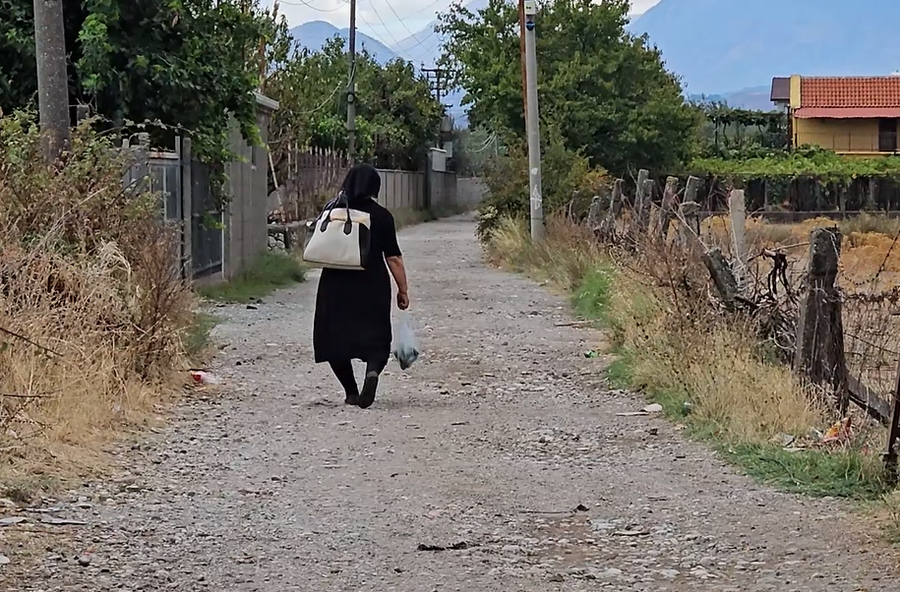 Shkodër  Me çizme në baltë drejt shkollës  fëmijët e Grudës së Re përballen çdo ditë me rrugën e amortizuar