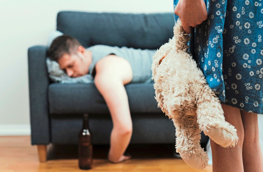 Kur prindërit pinë  Çfarë u shkakton varësia nga alkooli fëmijëve