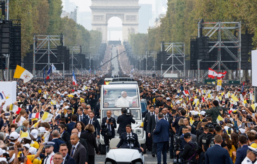 Mijëra njerëz përshëndesin Papën në Paris për Meshën në natyrë