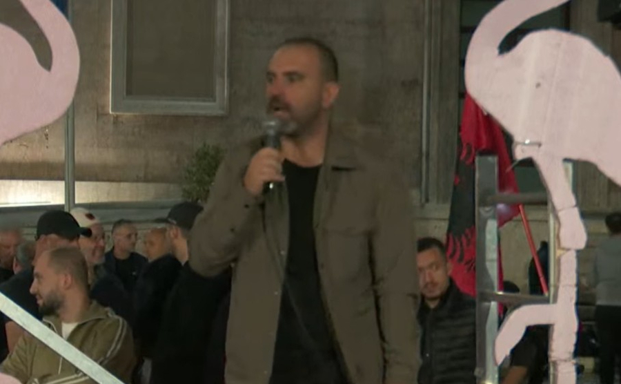 Protestuesi  Spiunët e Vlora Hysenit të shporren nga sheshi se s na përçajnë dot  do përfundojnë në burg me shefen
