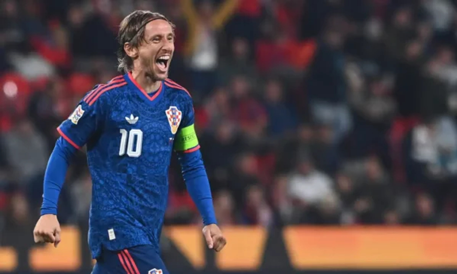 tjeter-nate-magjike-nga-41-vjecari-modric-mori-duartrokitjen-e-tifozeve-vendas-ne-prage-per-paraqitjen-e-tij