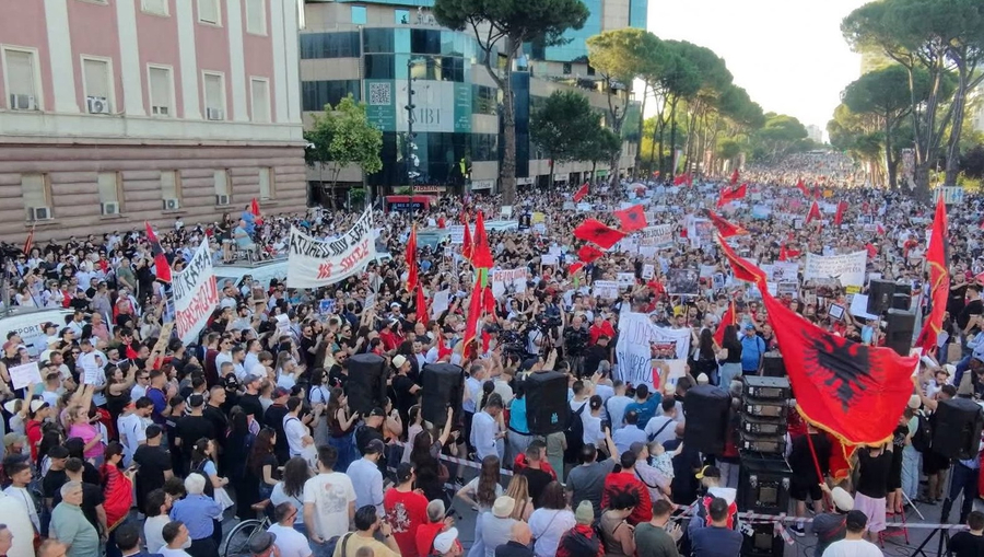 120 ditë protestë/ Qytetarët nuk ndalen në Tiranë, sot kërkojnë sërish  dorëheqjen e Edi Ramës