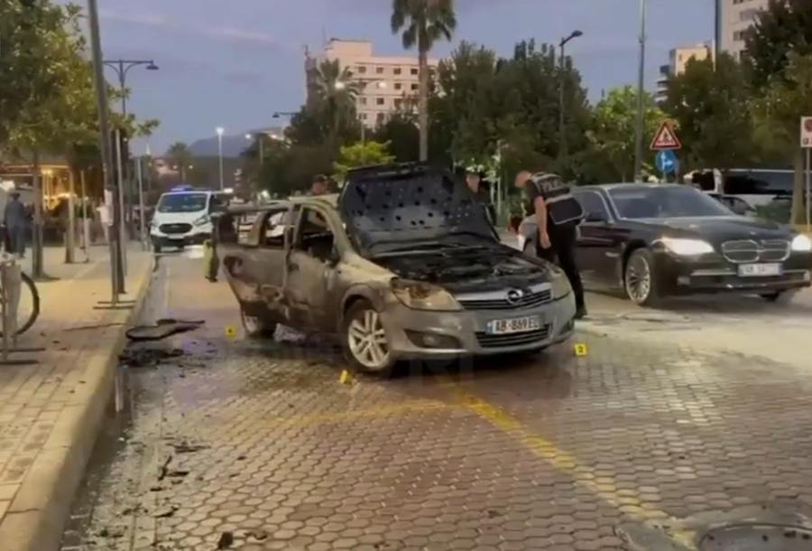 VIDEO  Shpërthen në flakë makina e drejtoreshës së Bashkisë Elbasan