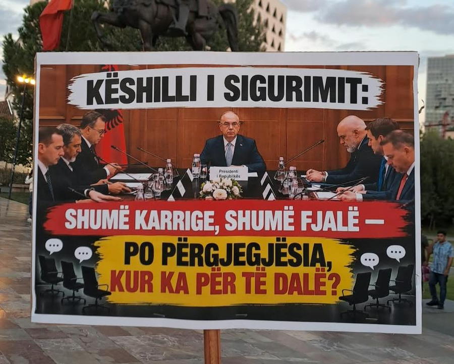FOTO/ Pankartat: Këshilli i Sigurisë, shumë karrige, shumë fjalë, po përgjegjësia ku ka për të dalë?