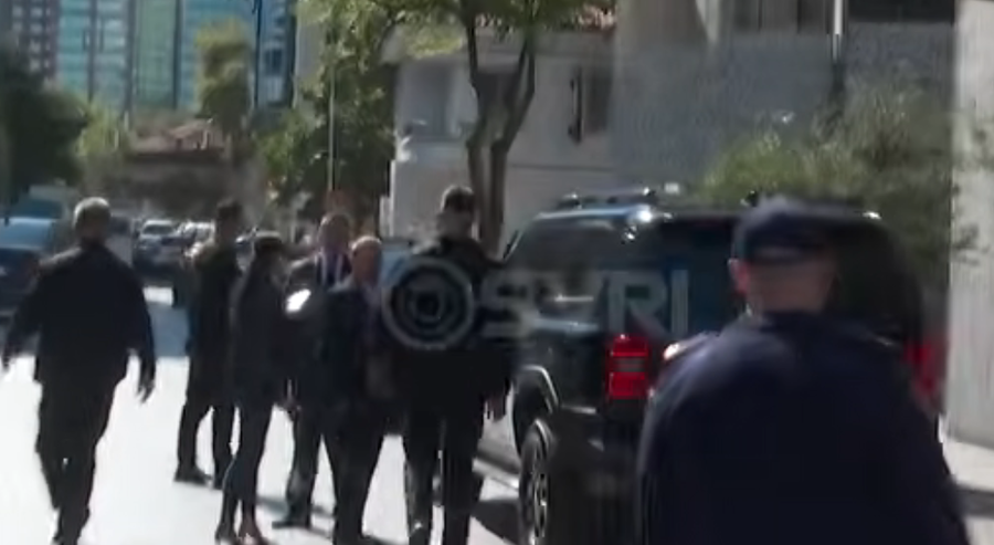 VIDEO  Rama mbrohet me gardë përballë pyetjeve të SYRI TV  Ambrozia Meta  Ku e gjente aq pushtet Agasi 