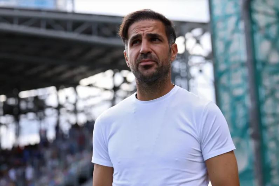 Cesc Fàbregas siguroi një klauzolë për t’u larguar nga Como nëse e kërkon Barcelona