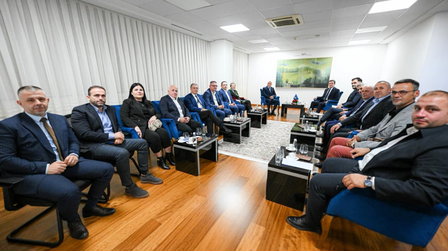 Marrëveshje në zyrën e Kurtit  Partitë shqiptare garojnë bashkë në zgjedhjet në Serbi