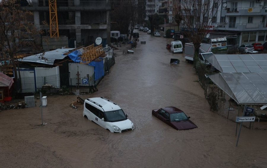 permbytje-te-medha-ne-turqi-shirat-e-rrembyeshem-sjellin-kaos-ne-sakarya-dhe-bursa