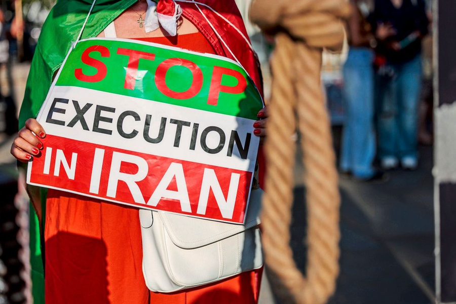 Irani ekzekuton dy burra pas protestave masive