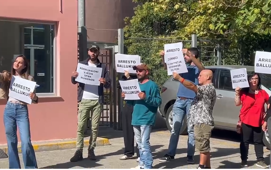 Qytetarët protestë para SPAK  Duam drejtësi   Arrestoni Ballukun