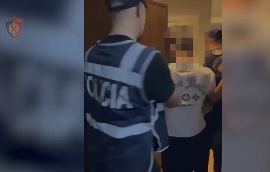  Furnizonin  shkollat me drogë  arrestohet 28 vjeçari në Tiranë  U kap me dy pistoleta dhe 235 doza kokainë